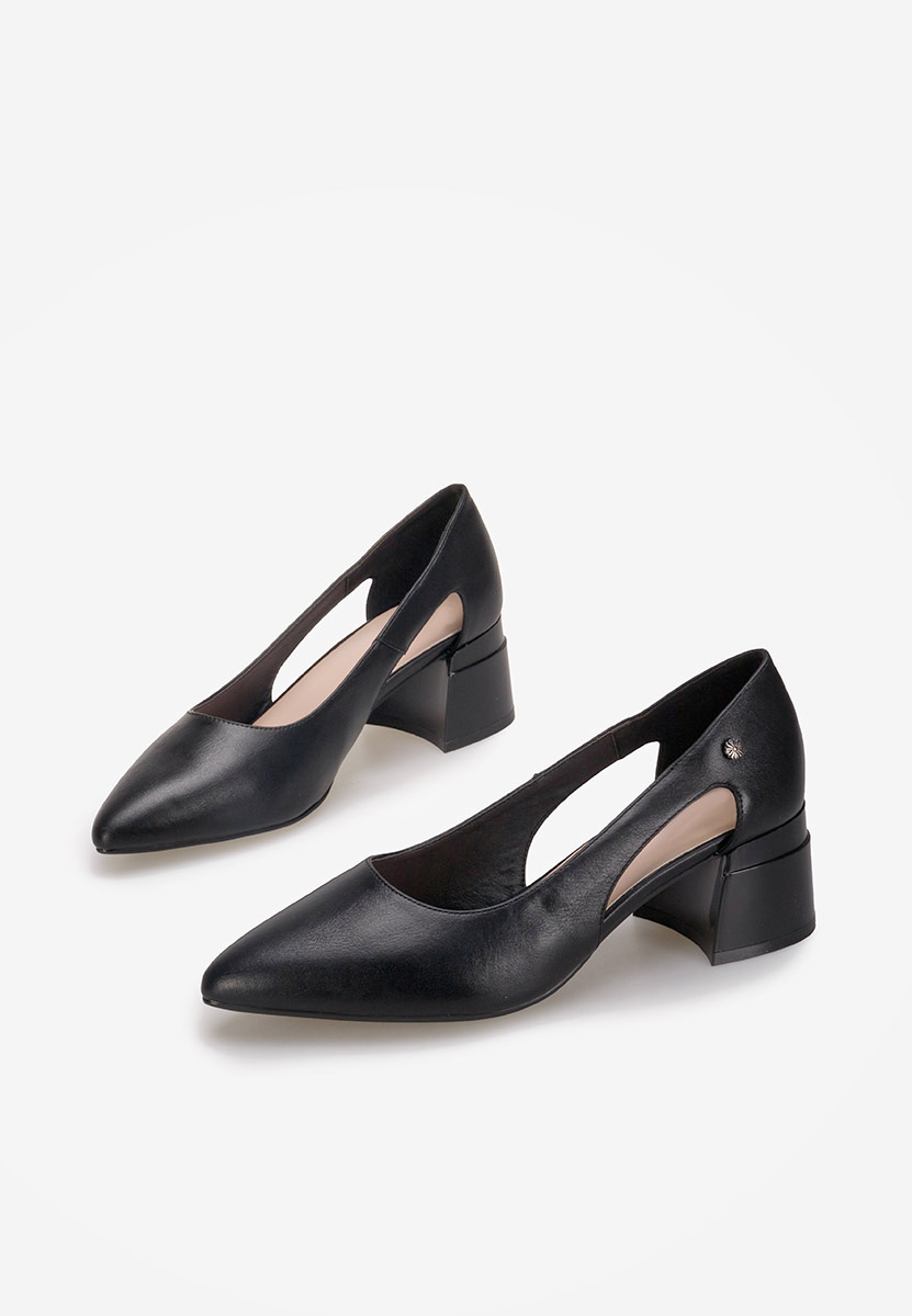 Czarne czółenka na słupku Peka