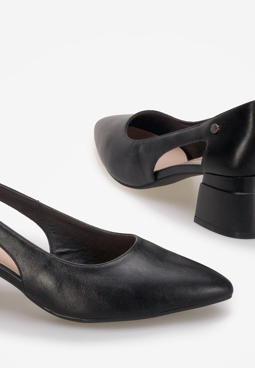 Czarne czółenka na słupku Peka