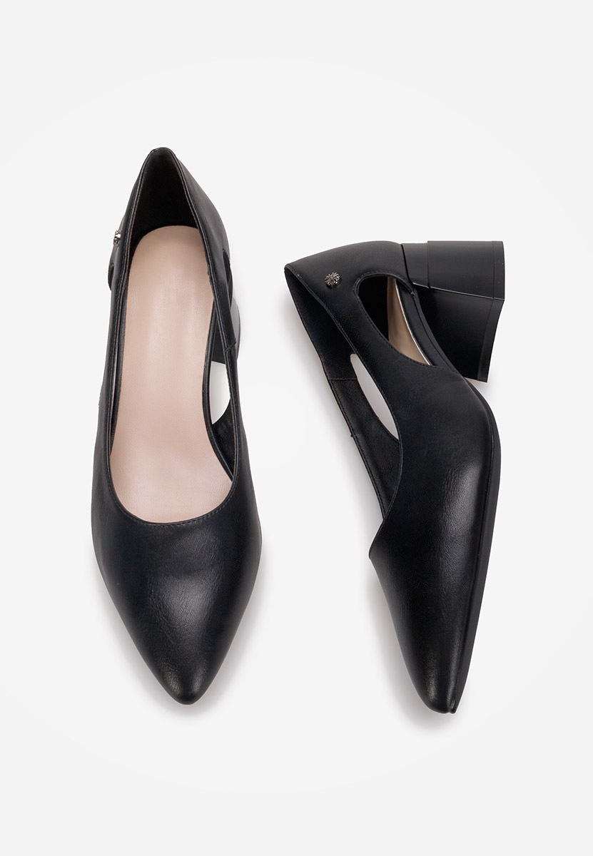 Czarne czółenka na słupku Peka