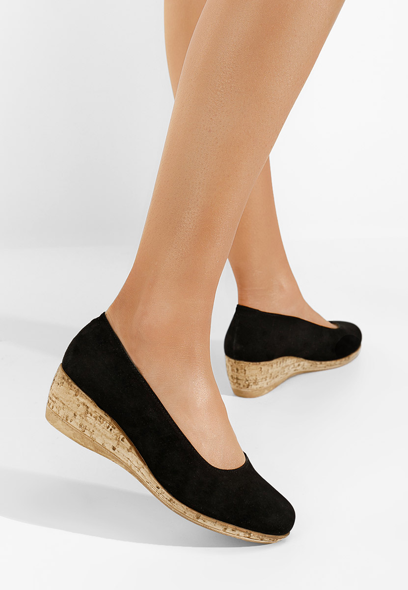 Czarne czółenka na koturnie Sonia