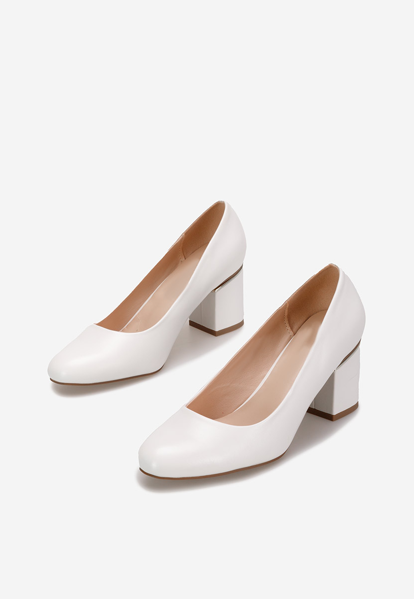 Białe czółenka na słupku Klata