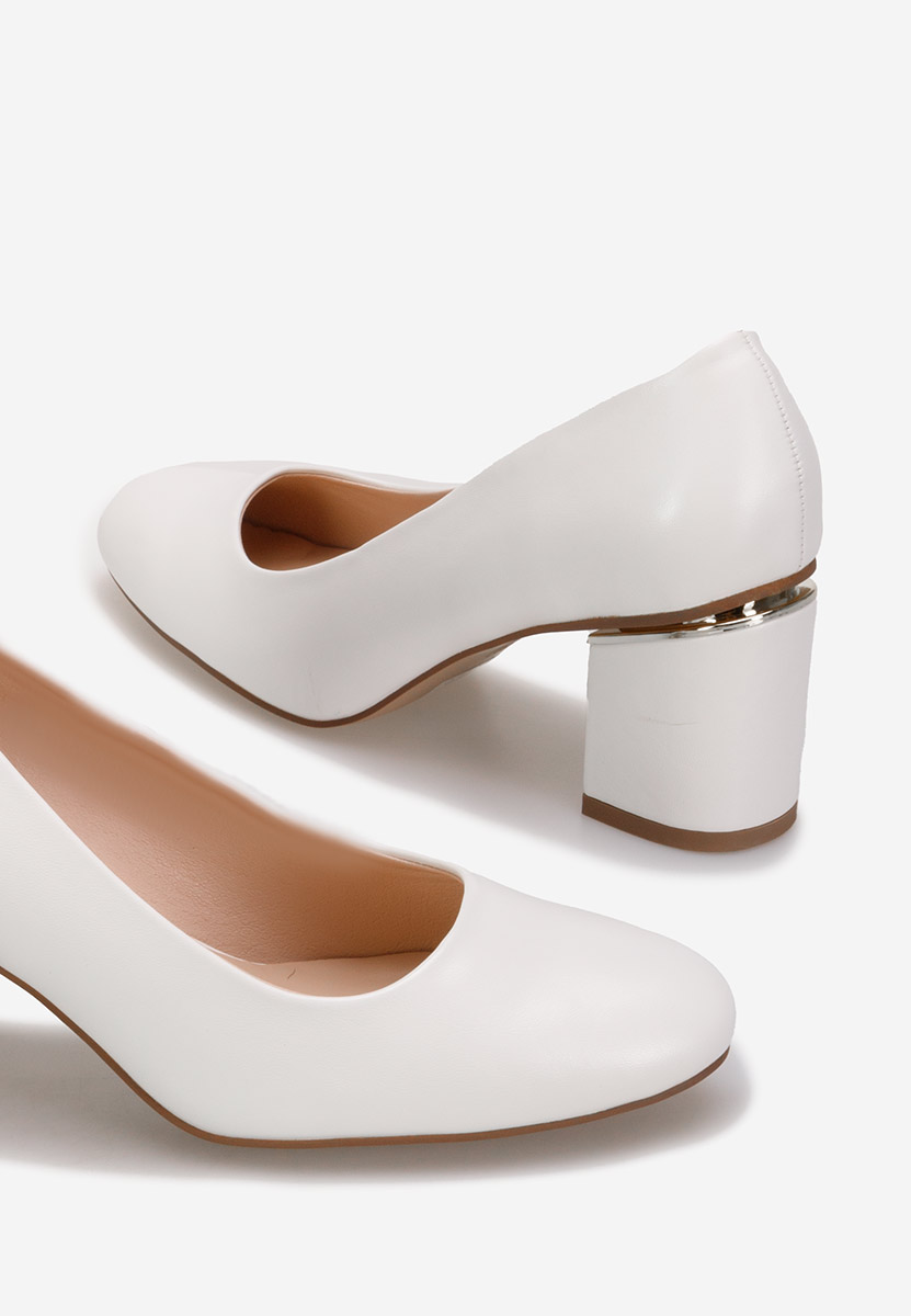 Białe czółenka na słupku Klata