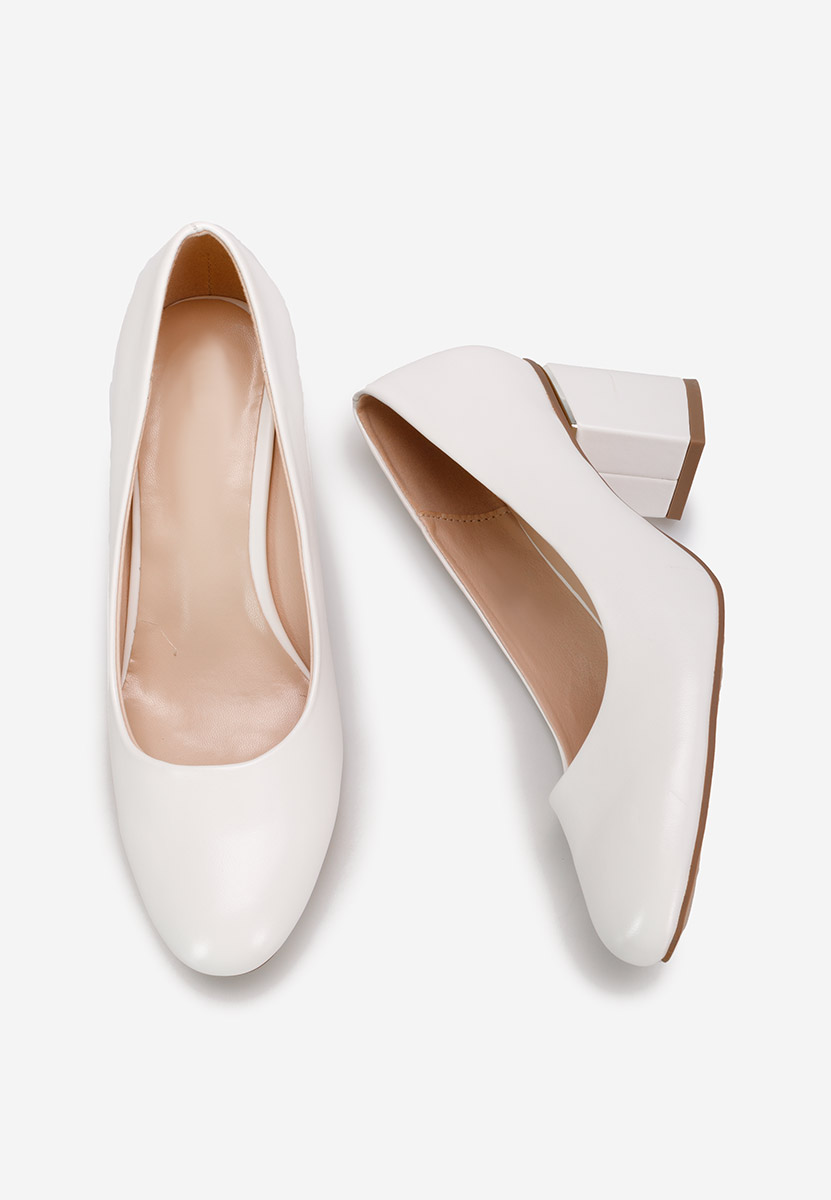 Białe czółenka na słupku Klata