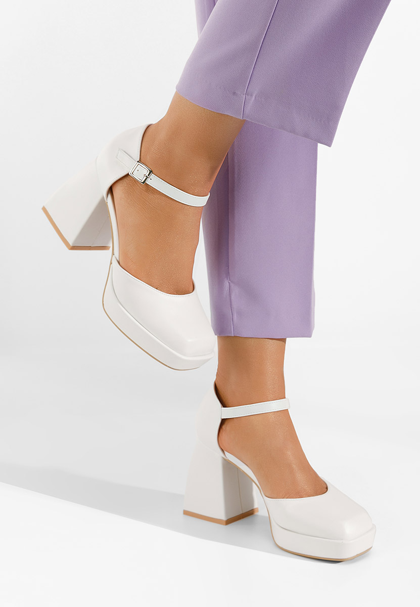 Białe czółenka na słupku Monsa