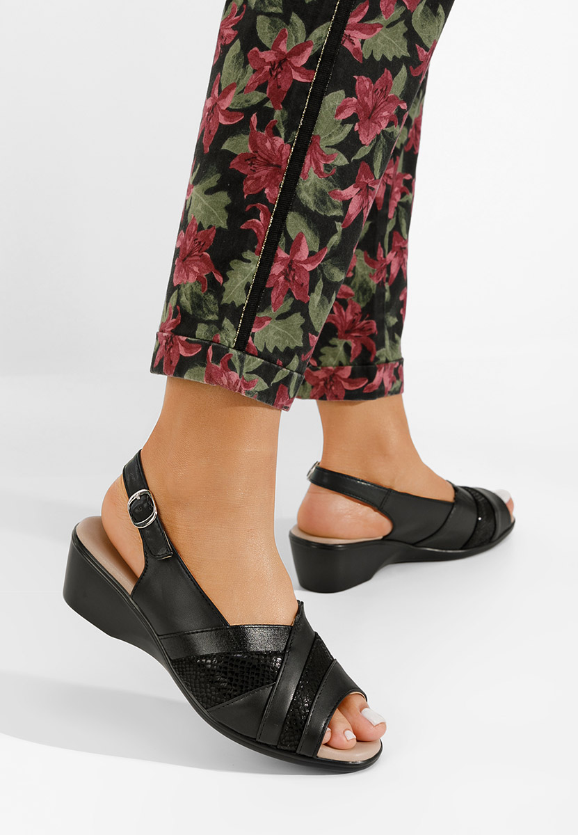 Czarne sandały na niskim koturnie Nema