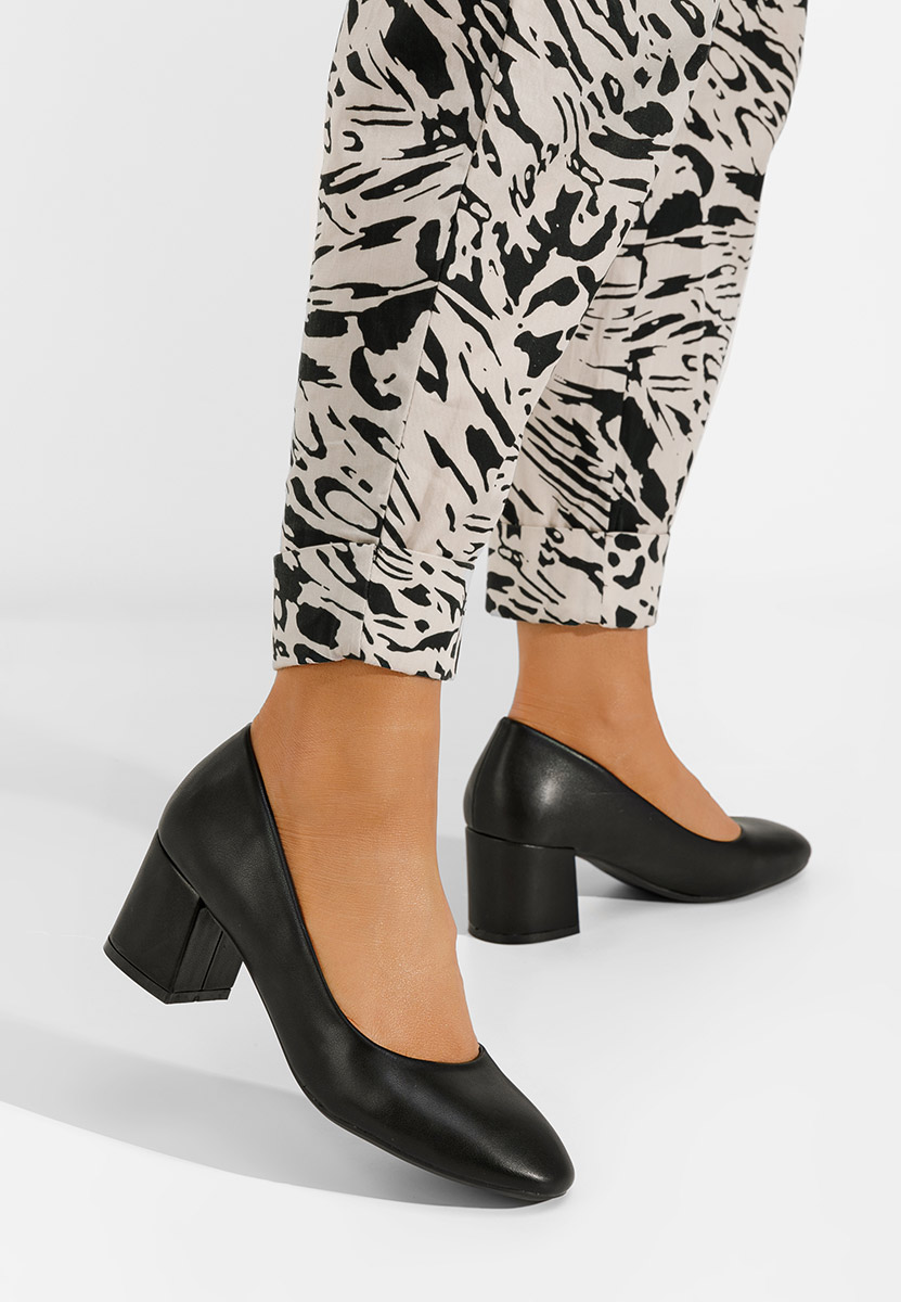 Czarne czółenka na słupku Salora