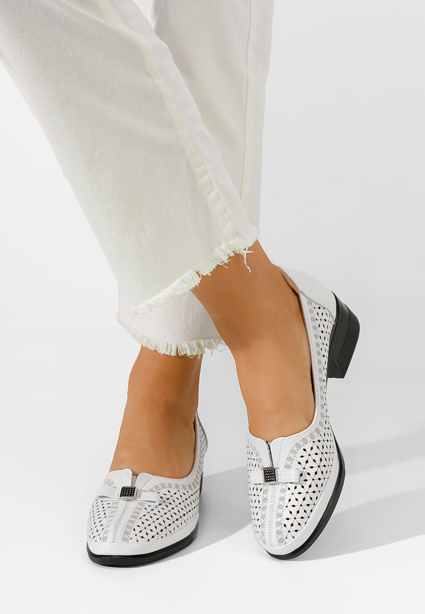 Białe czółenka na słupku Adaina