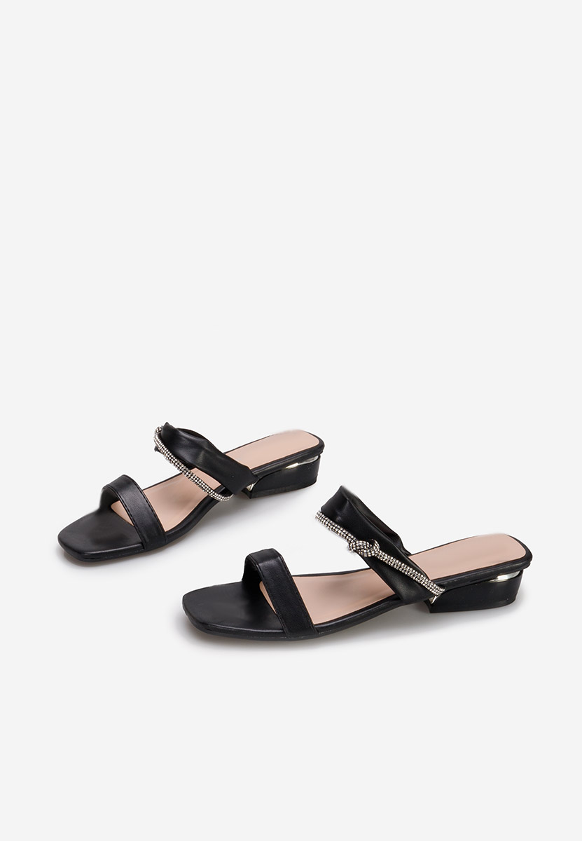Czarne klapki na obcasie Raziana