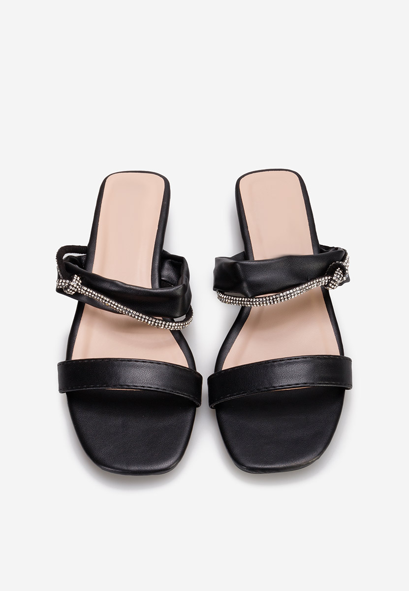 Czarne klapki na obcasie Raziana