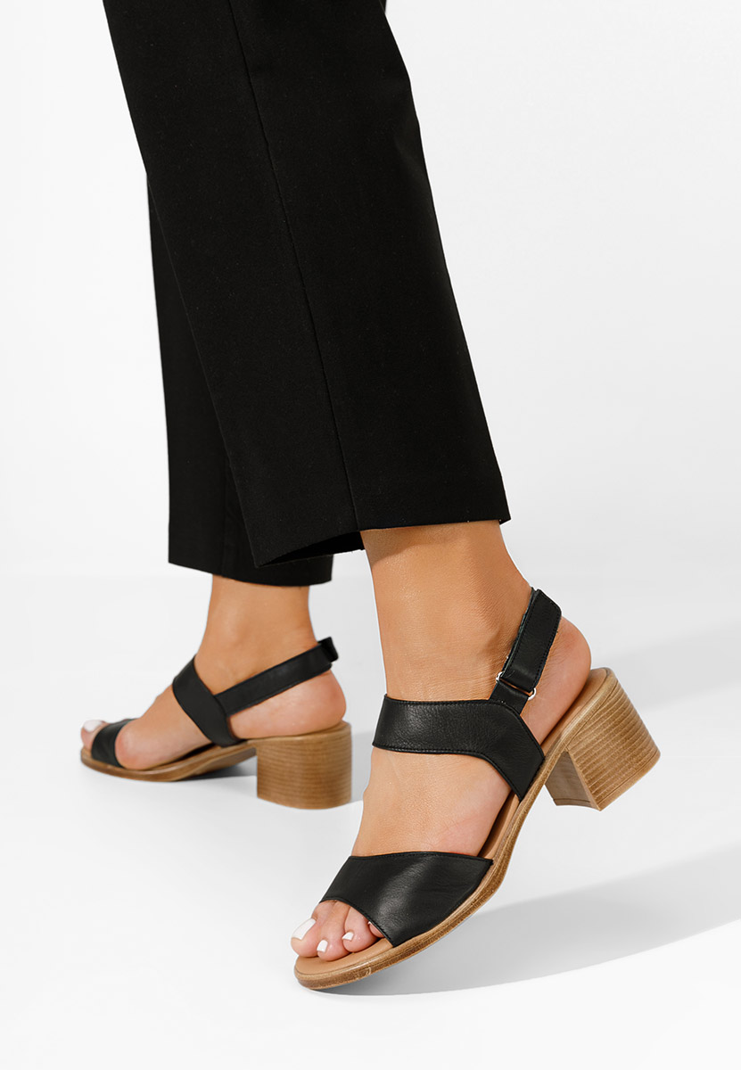 Czarne sandały na słupku Cadena