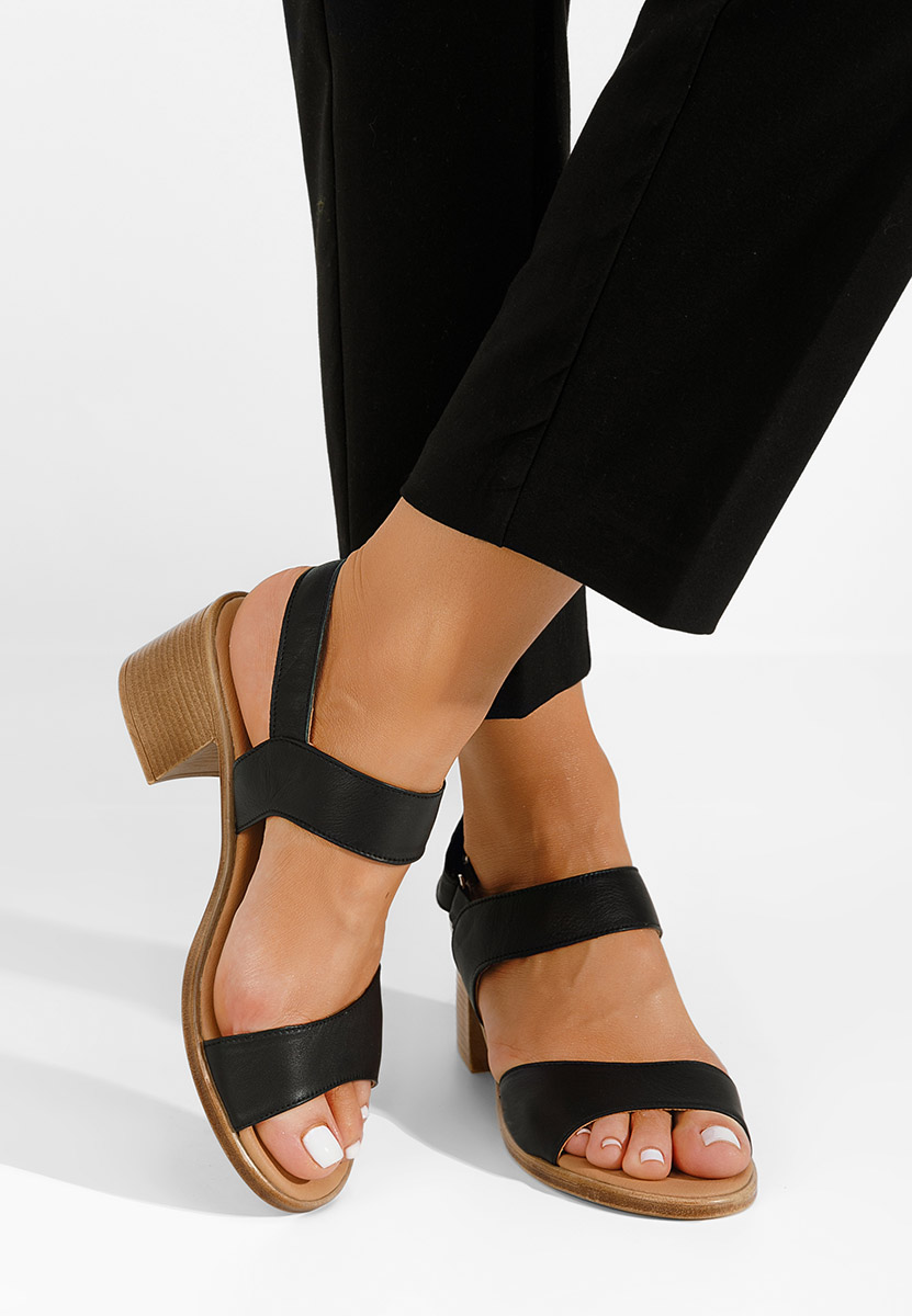 Czarne sandały na słupku Cadena