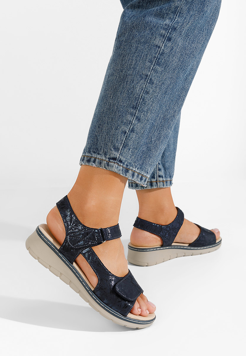 Granatowe sandały na koturnie Alsanda