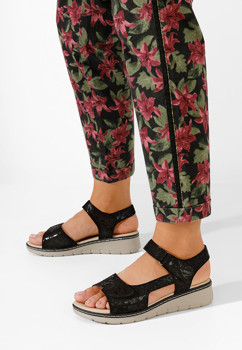 Czarne sandały na koturnie Alsanda