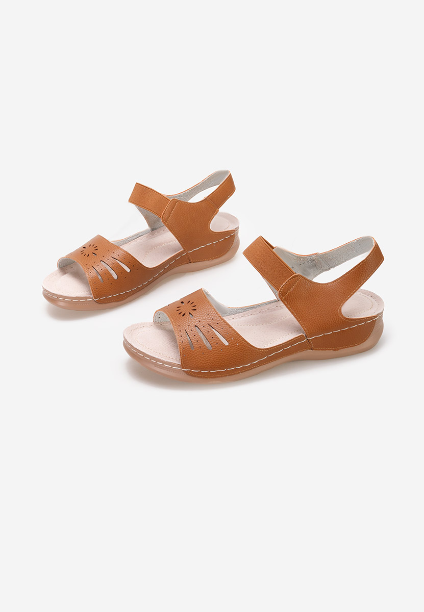 Camelowe sandały na niskim koturnie Krisia