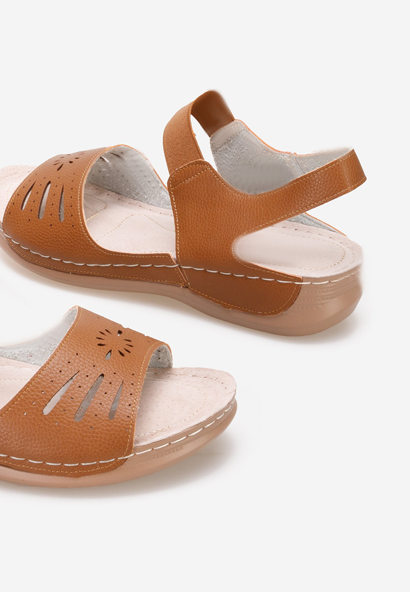 Camelowe sandały na niskim koturnie Krisia