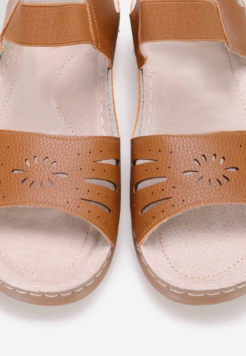 Camelowe sandały na niskim koturnie Krisia