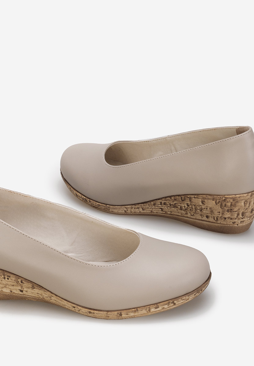 Beżowe czółenka na koturnie Sonia V3