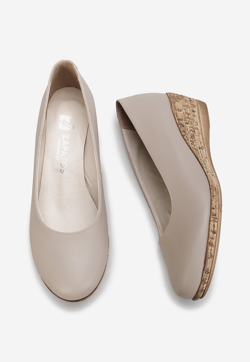 Beżowe czółenka na koturnie Sonia V3