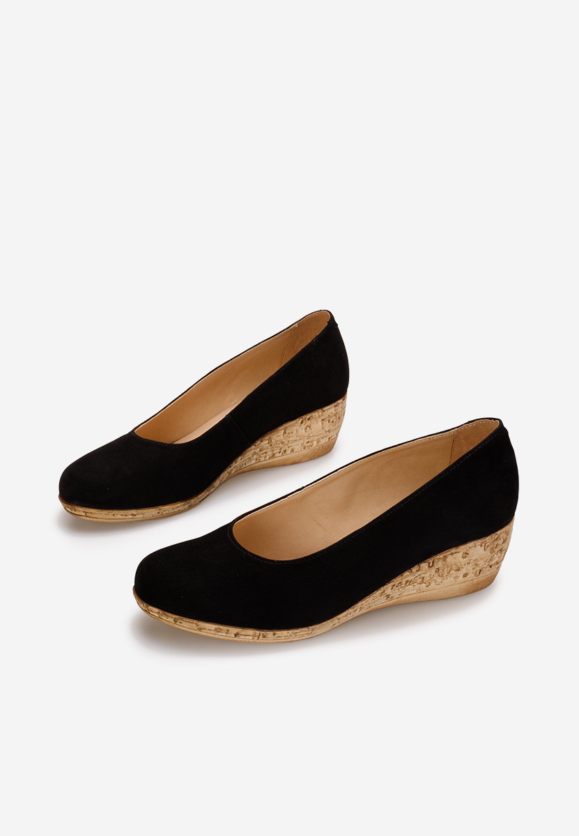 Czarne czółenka na koturnie Sonia