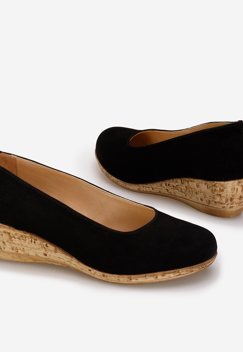 Czarne czółenka na koturnie Sonia