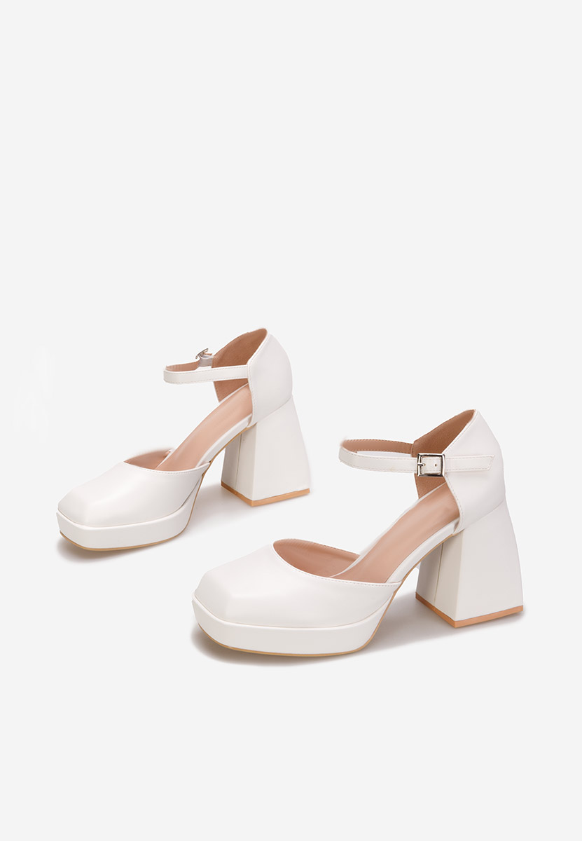 Białe czółenka na słupku Monsa