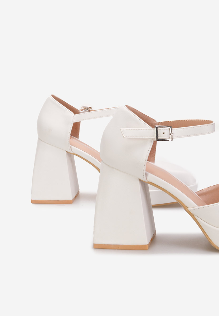 Białe czółenka na słupku Monsa