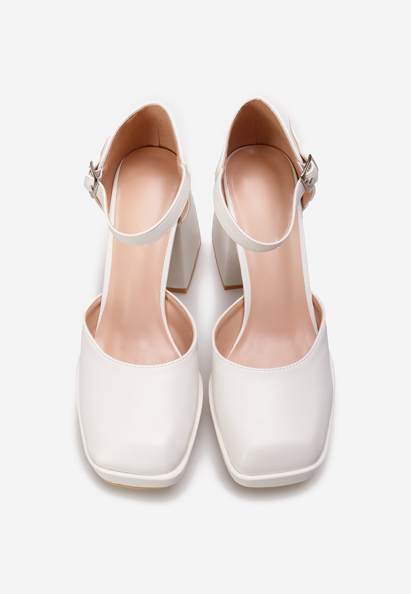 Białe czółenka na słupku Monsa