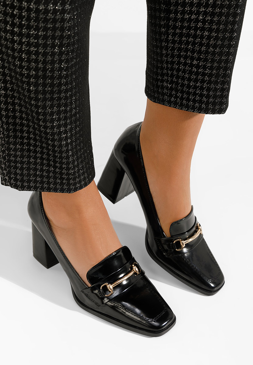 Czarne mokasyny na słupku Noriana