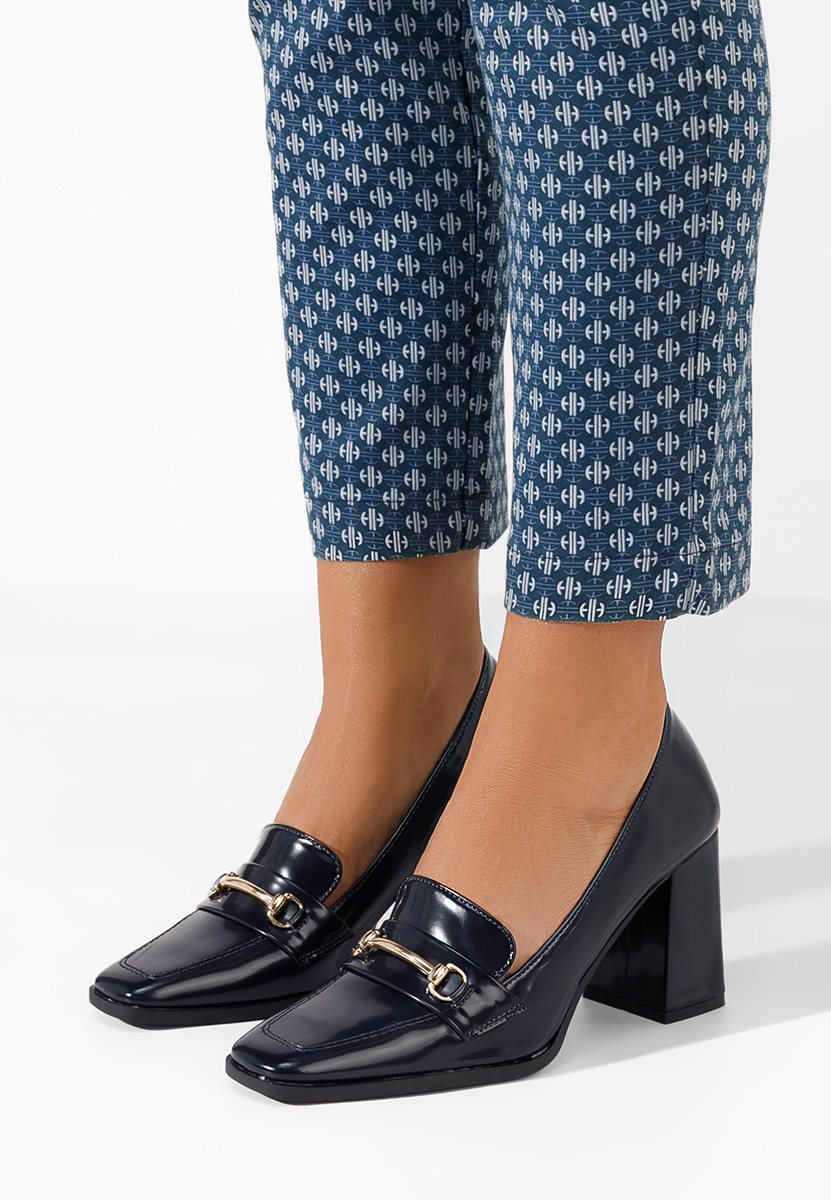 Granatowe mokasyny na słupku Noriana