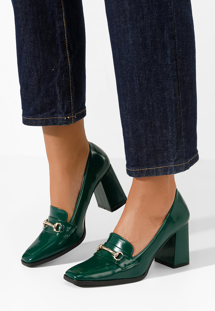 Zielone mokasyny na słupku Noriana