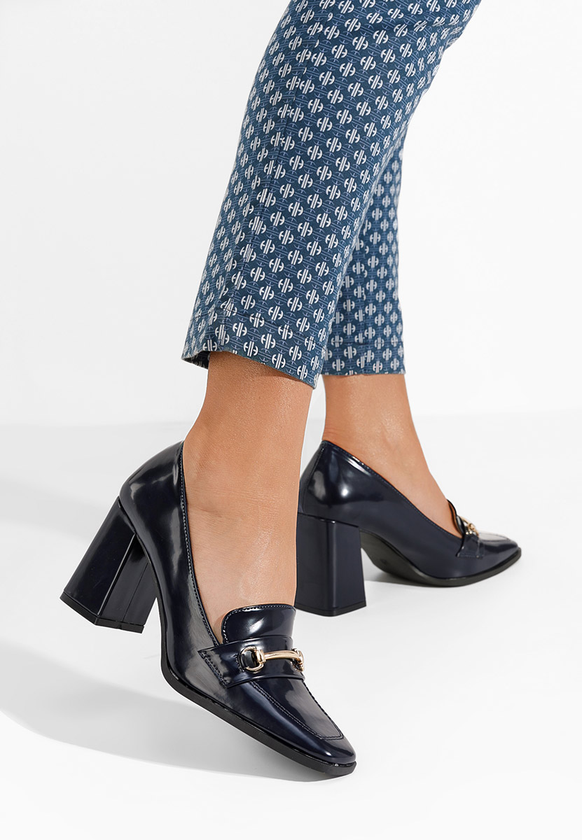 Granatowe mokasyny na słupku Noriana