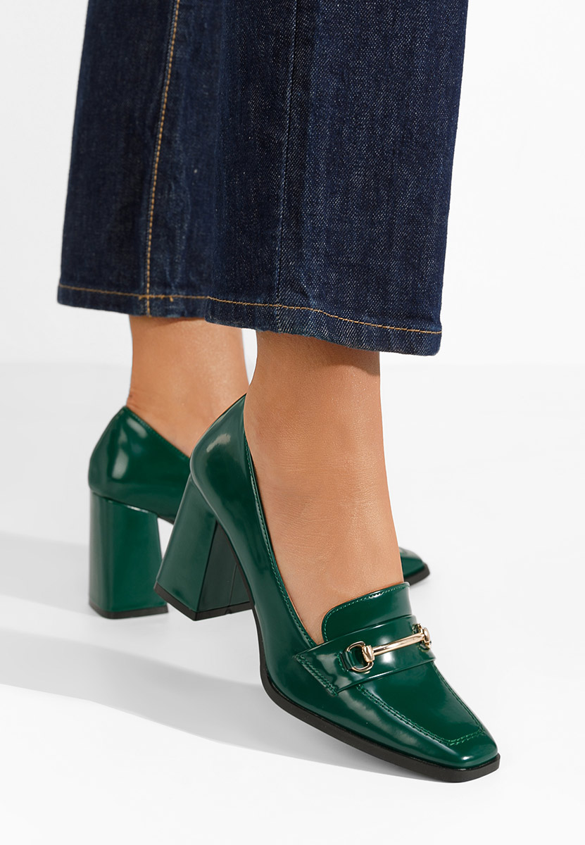 Zielone mokasyny na słupku Noriana