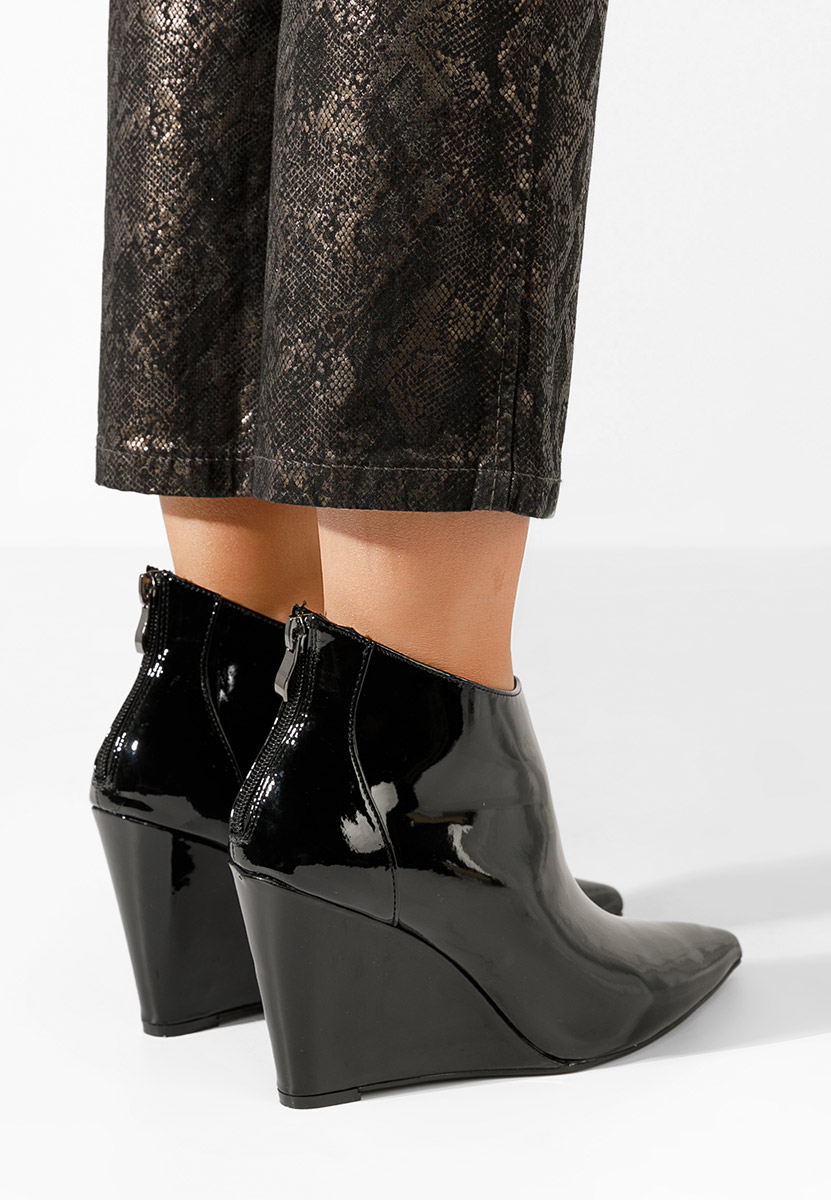 Czarne botki na koturnie Shenna