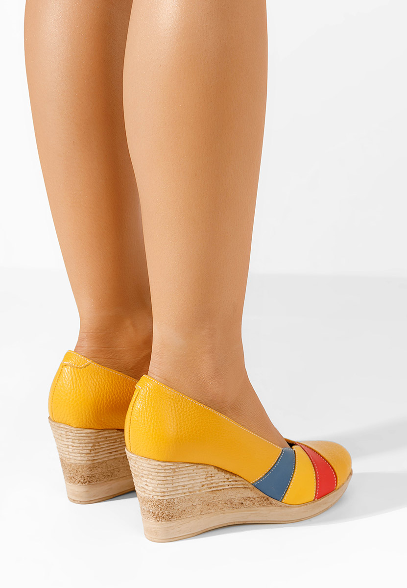 Żółte czółenka na koturnie Iryela