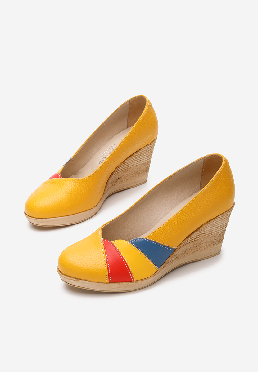 Żółte czółenka na koturnie Iryela