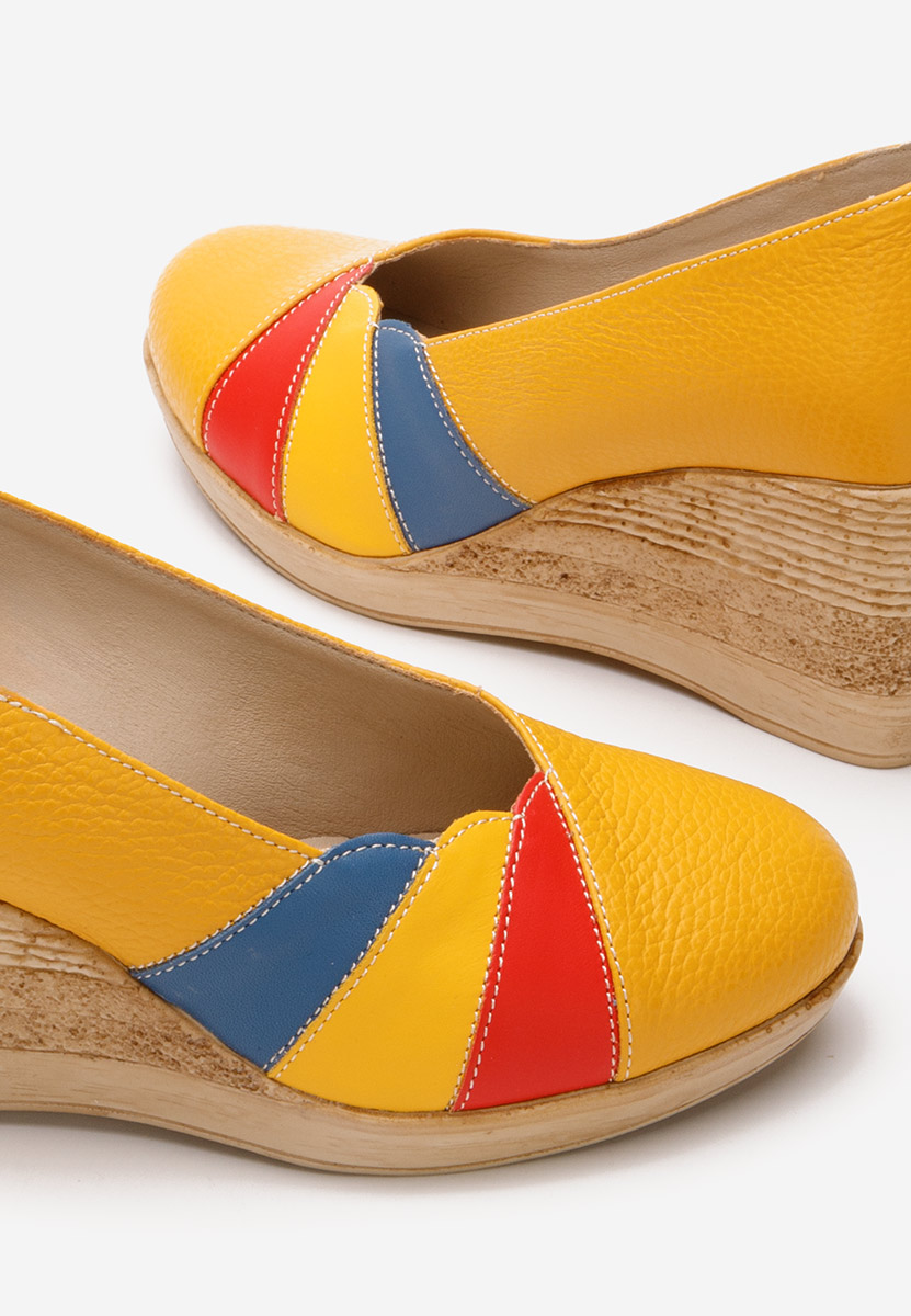 Żółte czółenka na koturnie Iryela