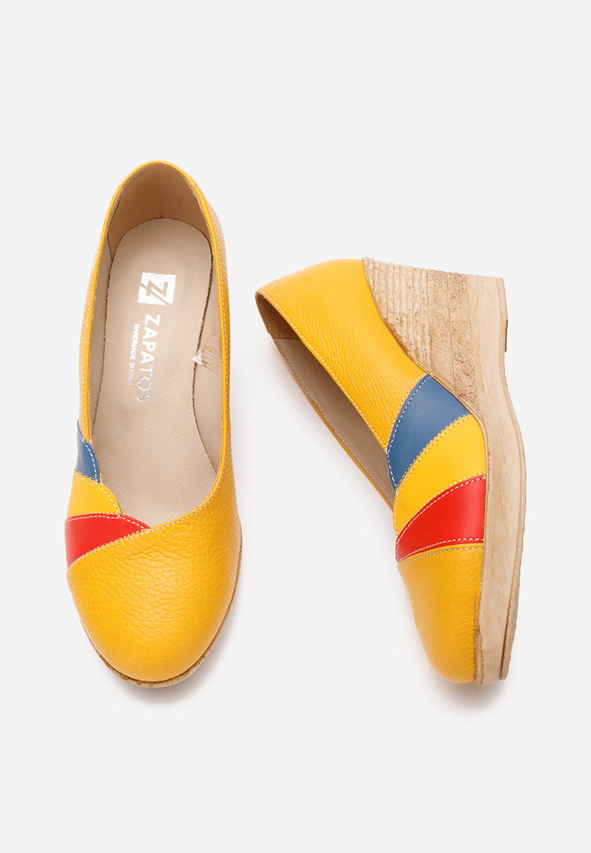 Żółte czółenka na koturnie Iryela