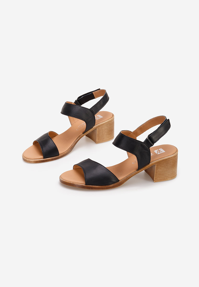 Czarne sandały na słupku Cadena