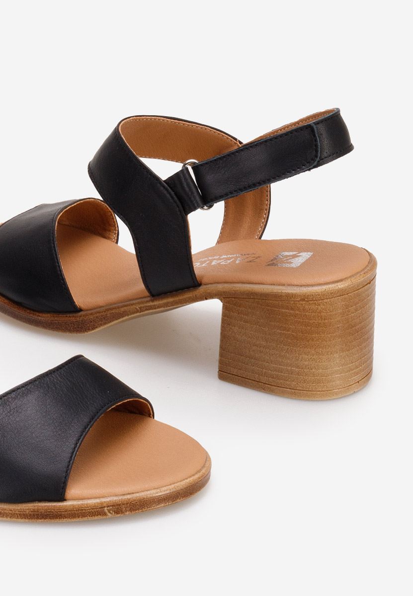 Czarne sandały na słupku Cadena