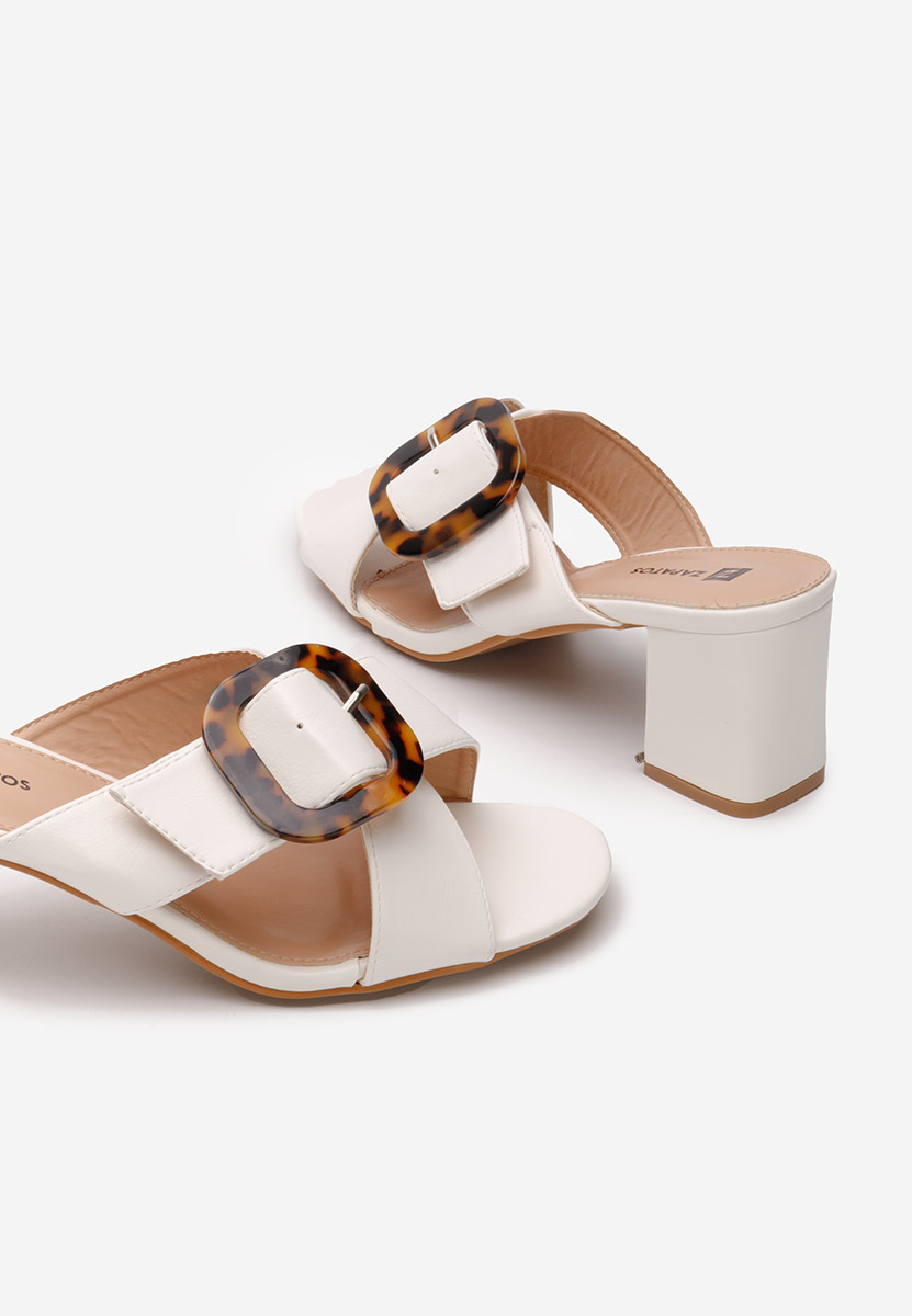 Białe klapki na obcasie Berieda