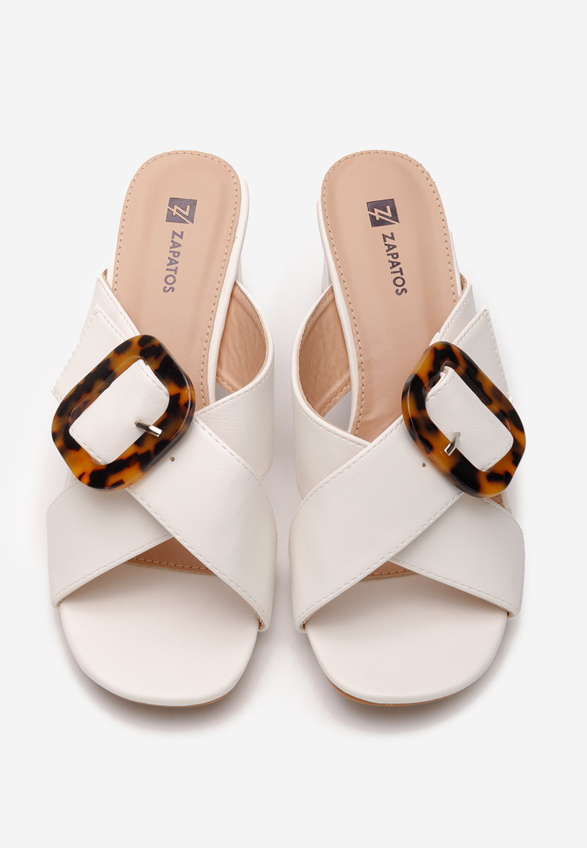 Białe klapki na obcasie Berieda