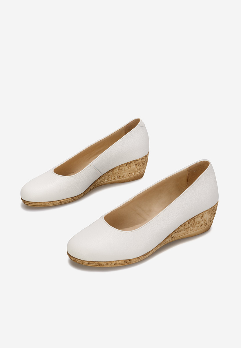 Białe czółenka na koturnie Sonia V3