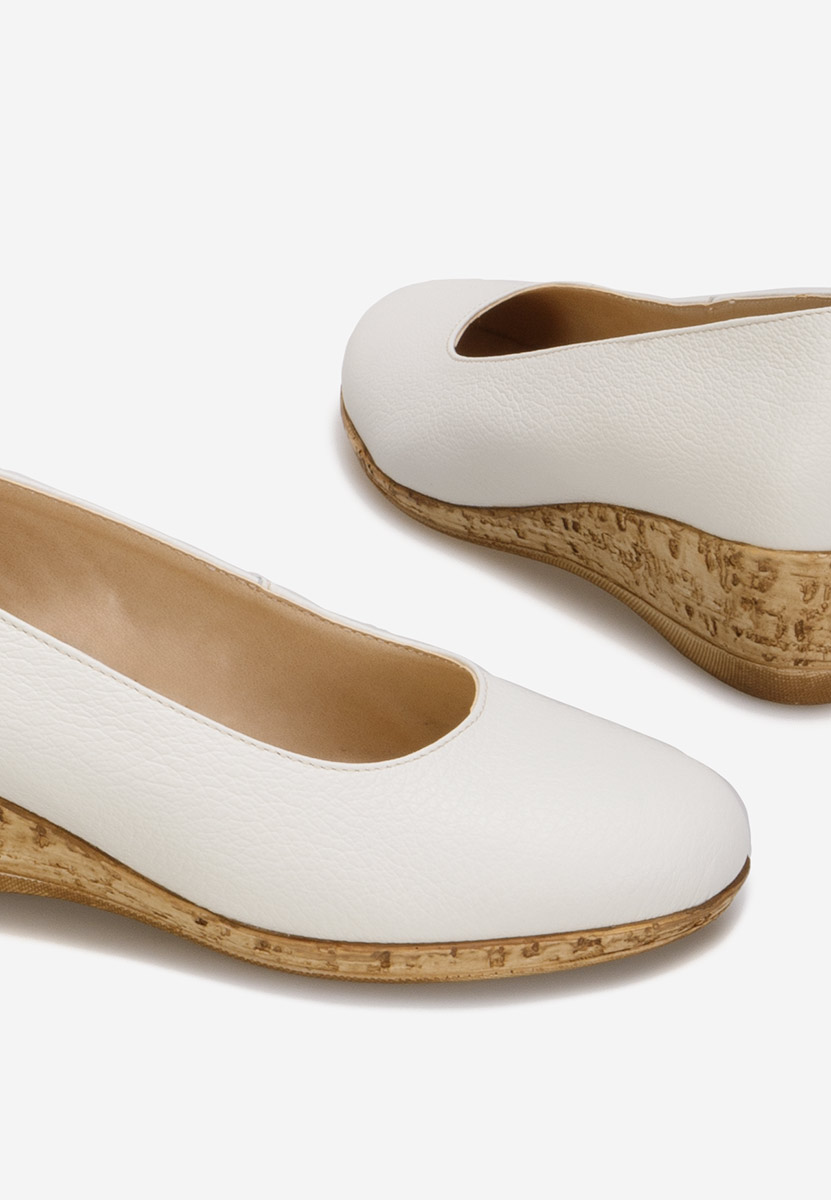 Białe czółenka na koturnie Sonia V3