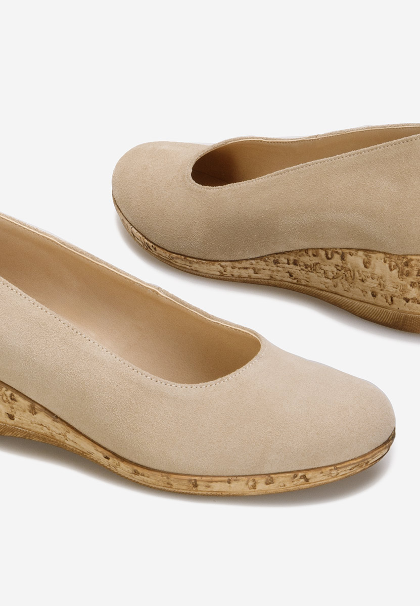 Beżowe czółenka na koturnie Sonia