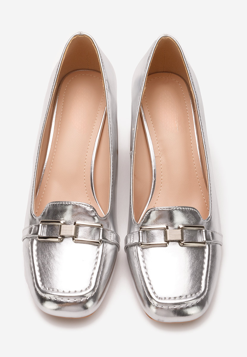 Srebrne czółenka na słupku Taria