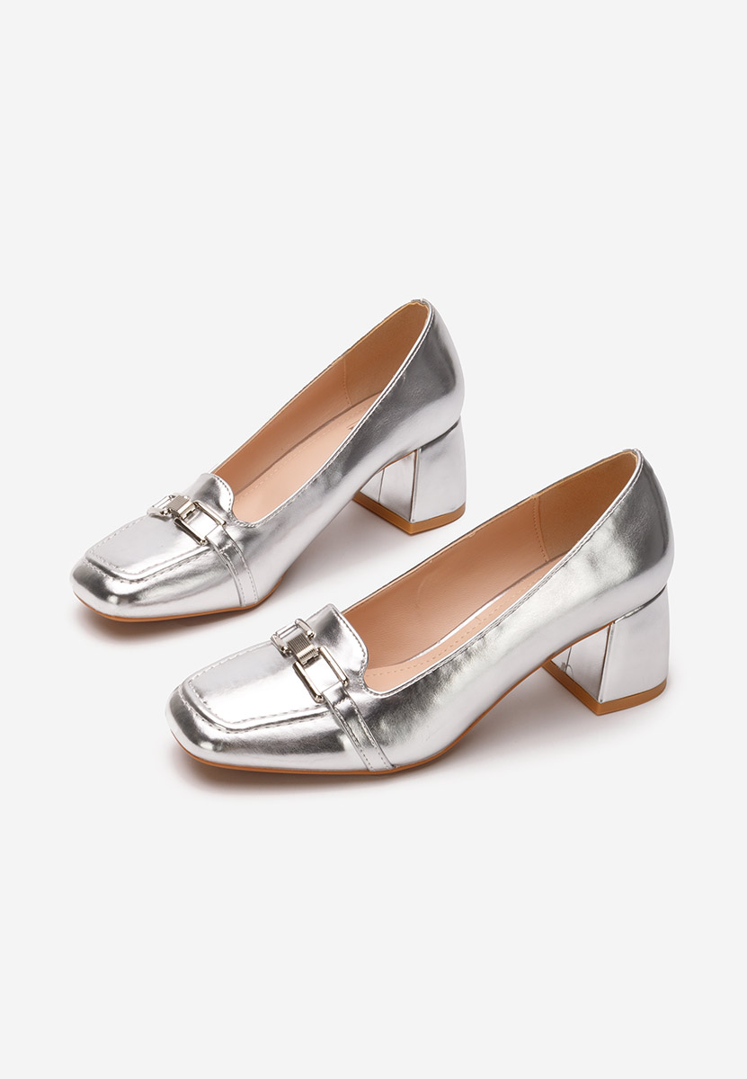 Srebrne czółenka na słupku Taria