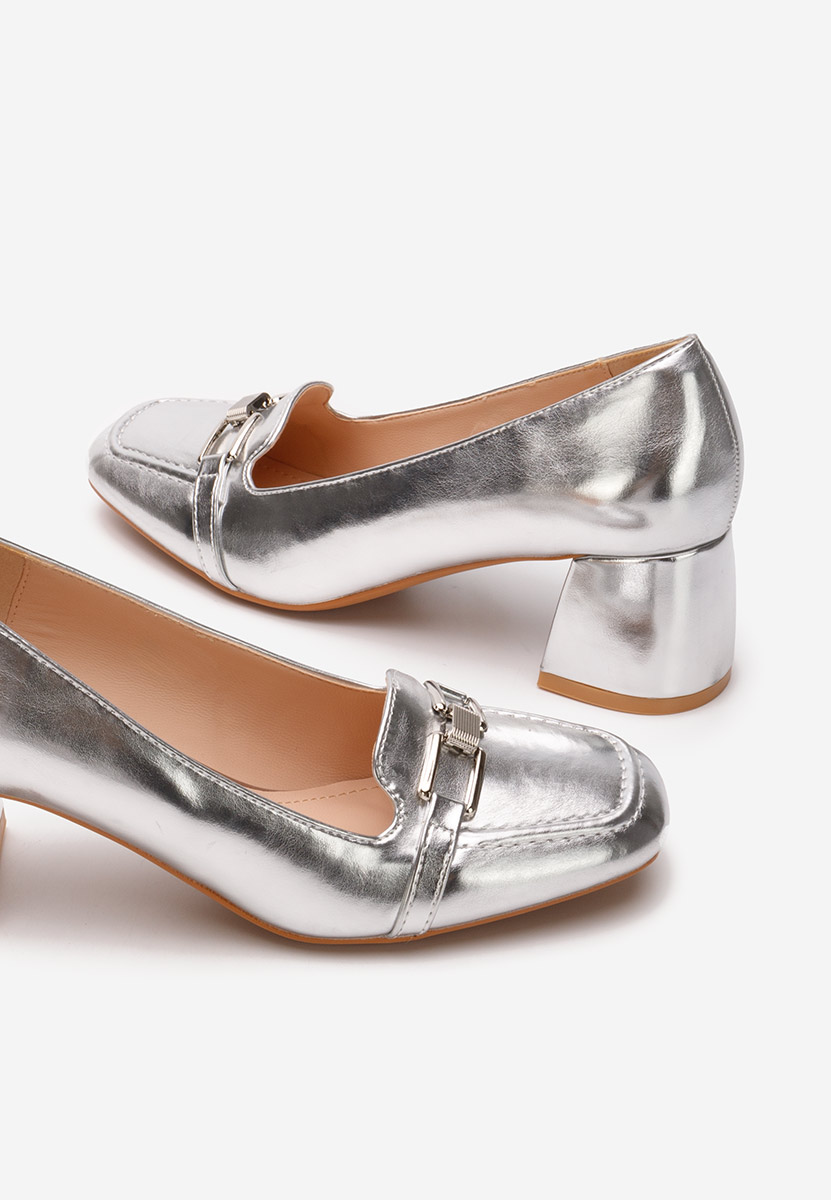 Srebrne czółenka na słupku Taria