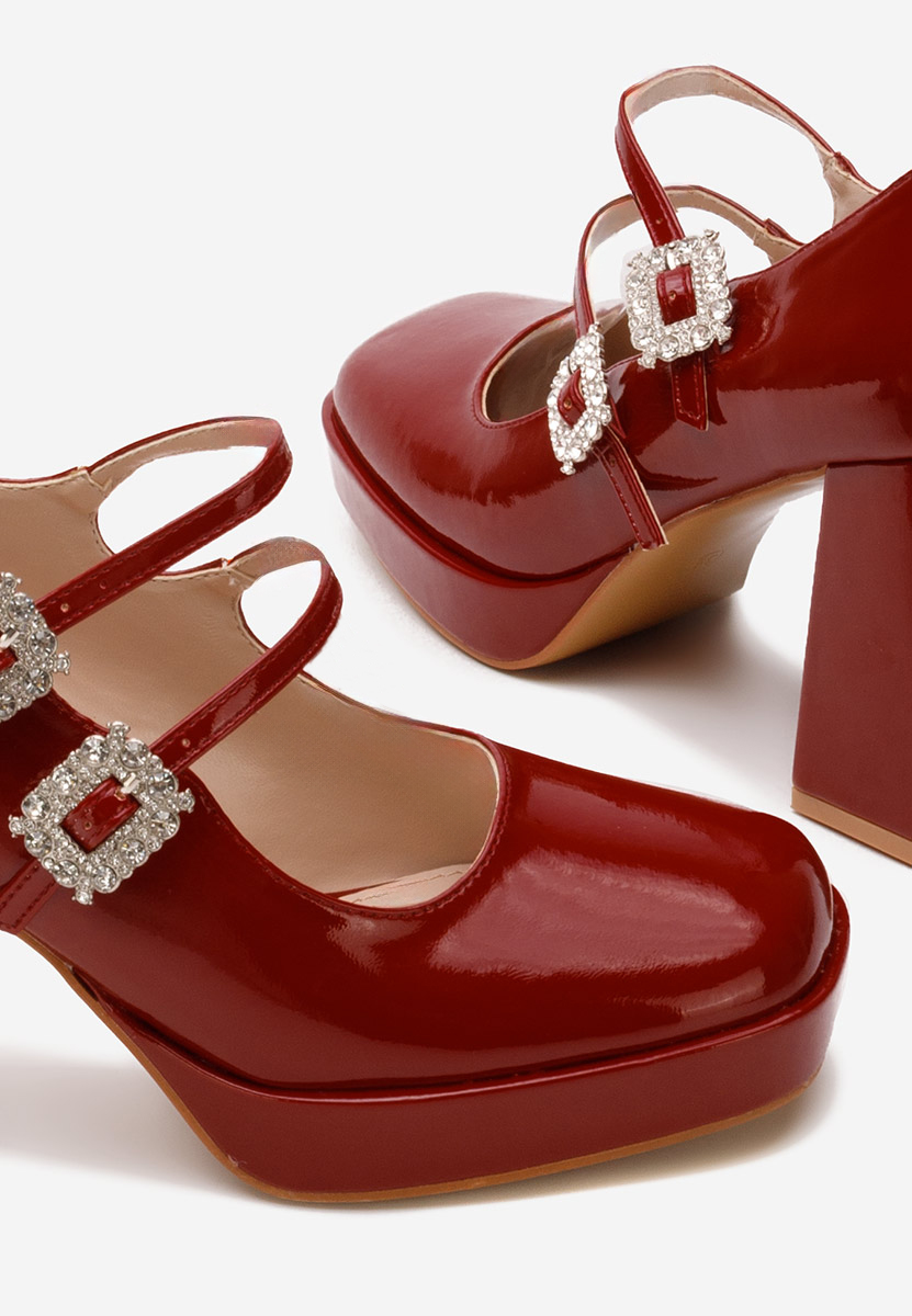 Czerwone czółenka na słupku Elany