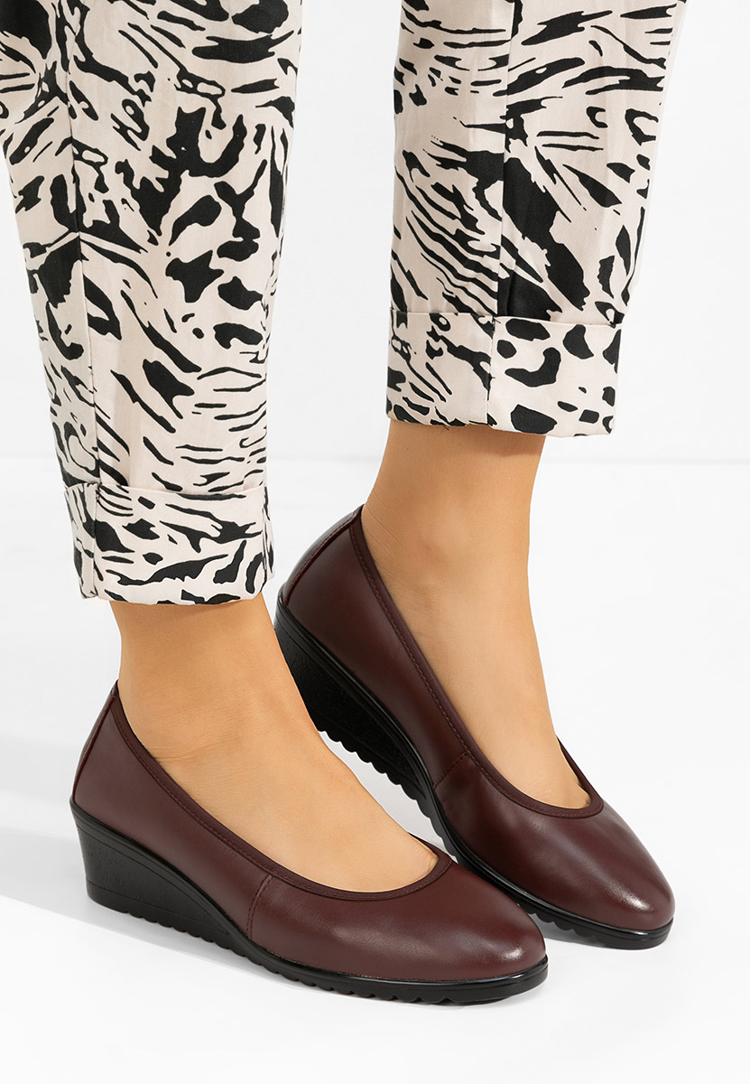 Bordowe czółenka na koturnie Josmia