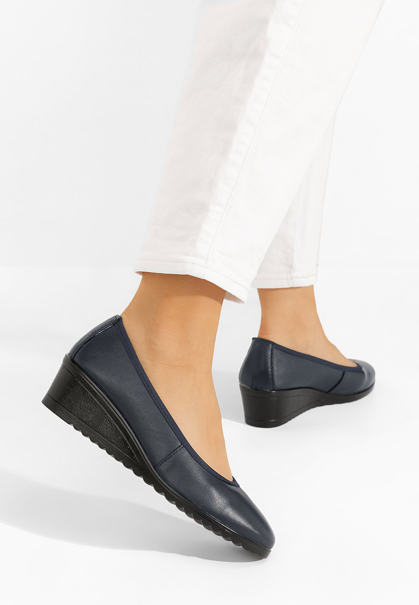 Granatowe czółenka na koturnie Josmia